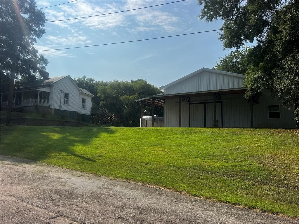 2 bedroom, 1 bathroom, 1,164 sq ft single family residence for sale at 142 Jh Aldridge Drive, Juliette, GA 31046 — photo 4