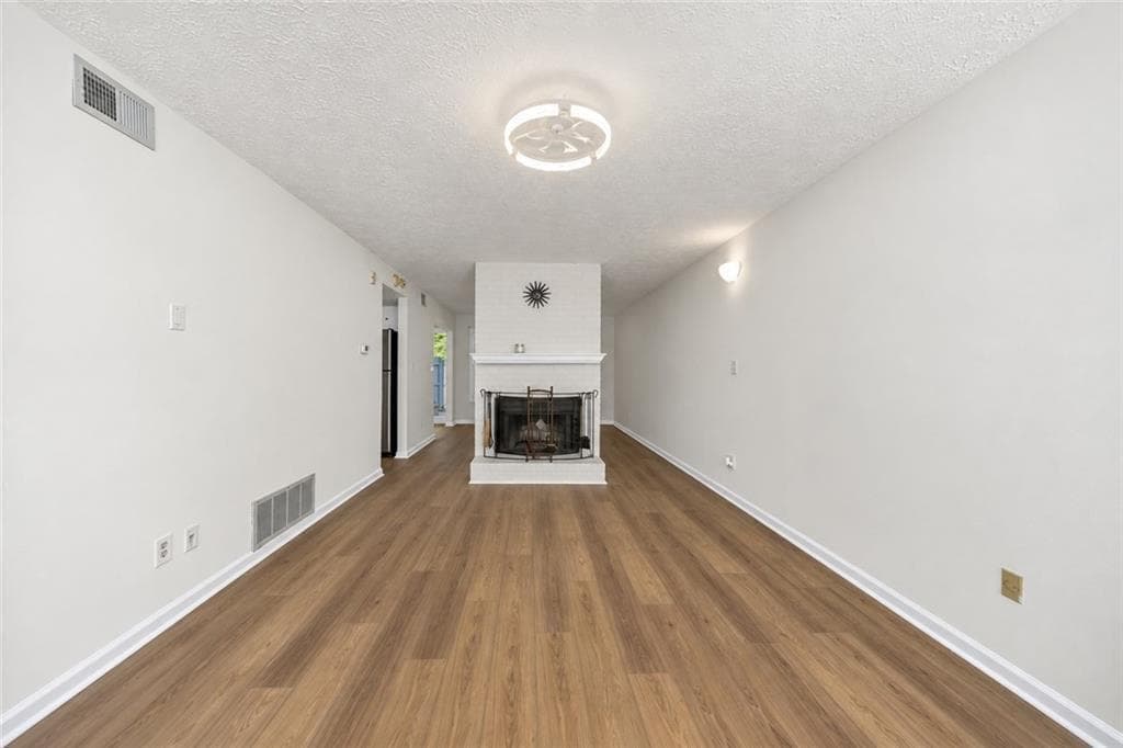 3 bedroom, 3 bathroom, 1,470 sq ft townhouse for sale at 7750 Roswell Road 9F, Sandy Springs, GA 30350 — photo 3