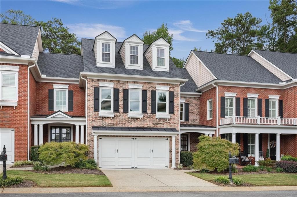 3 bedroom, 3 bathroom, 3,022 sq ft townhouse for sale at 3004 Village Green Circle, Roswell, GA 30075 — photo 2