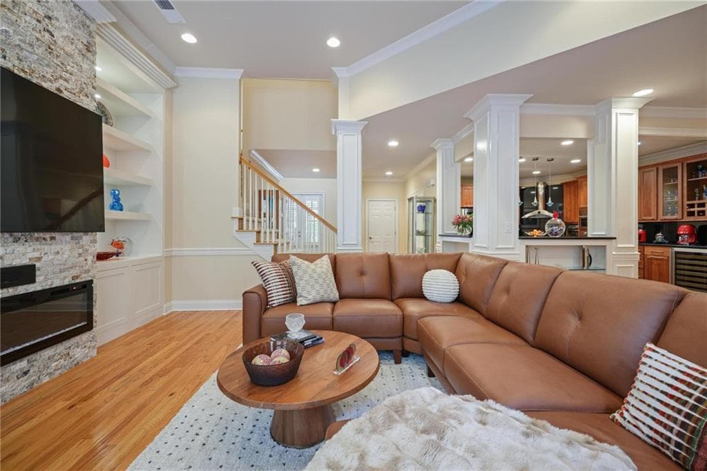 3 bedroom, 3 bathroom, 3,022 sq ft townhouse for sale at 3004 Village Green Circle, Roswell, GA 30075 — photo 8