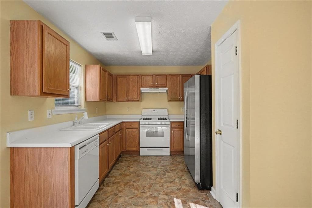 3 bedroom, 3 bathroom, 1,679 sq ft single family residence for sale at 312 Jasmine Drive, Locust Grove, GA 30248 — photo 4