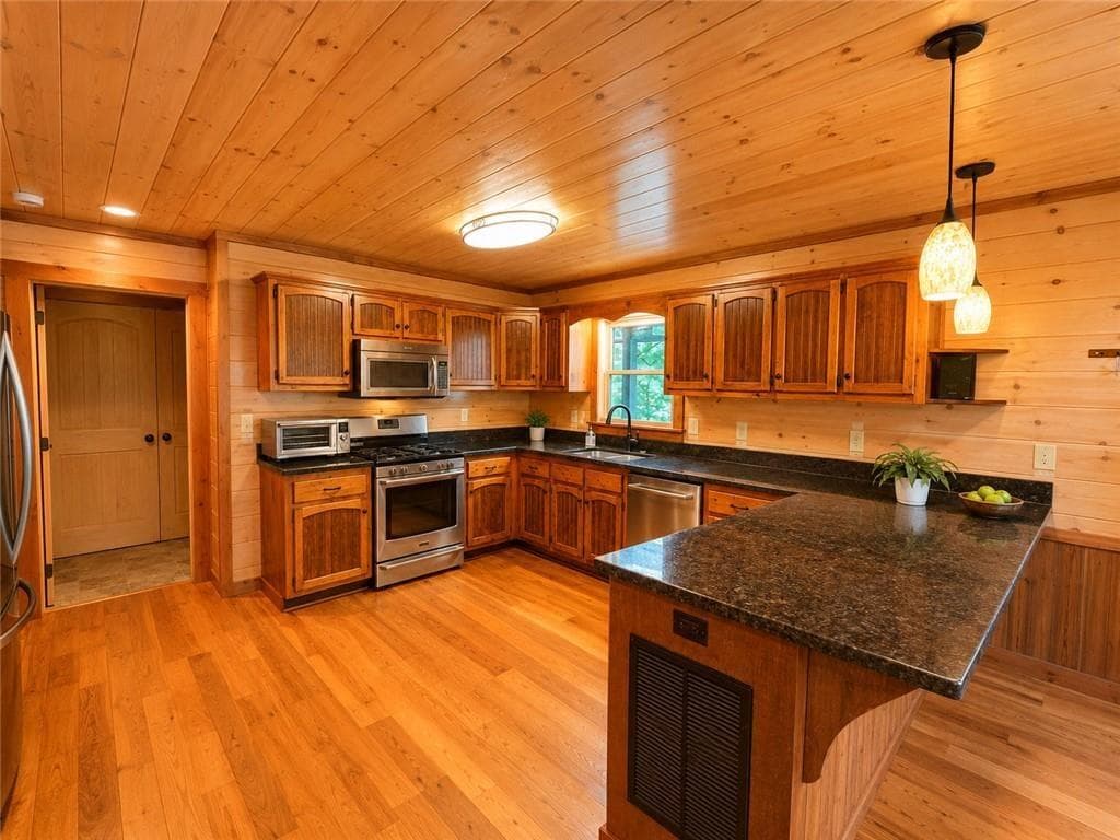 3 bedroom, 3 bathroom, 2,366 sq ft single family residence for sale at 240 Spirits Knob, Morganton, GA 30560 — photo 3