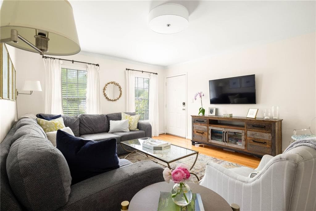 2 bedroom, 2 bathroom, 1,050 sq ft condominium for sale at 1101 Collier Road R4, Atlanta, GA 30318