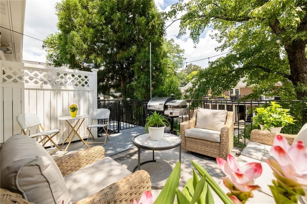 2 bedroom, 2 bathroom, 1,050 sq ft condominium for sale at 1101 Collier Road R4, Atlanta, GA 30318 — photo 3