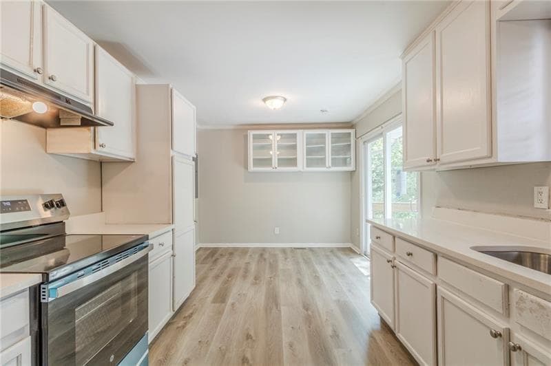 5 bedroom, 4 bathroom, 1,610 sq ft single family residence for sale at 927 Magna Carta Drive, Atlanta, GA 30318 — photo 4