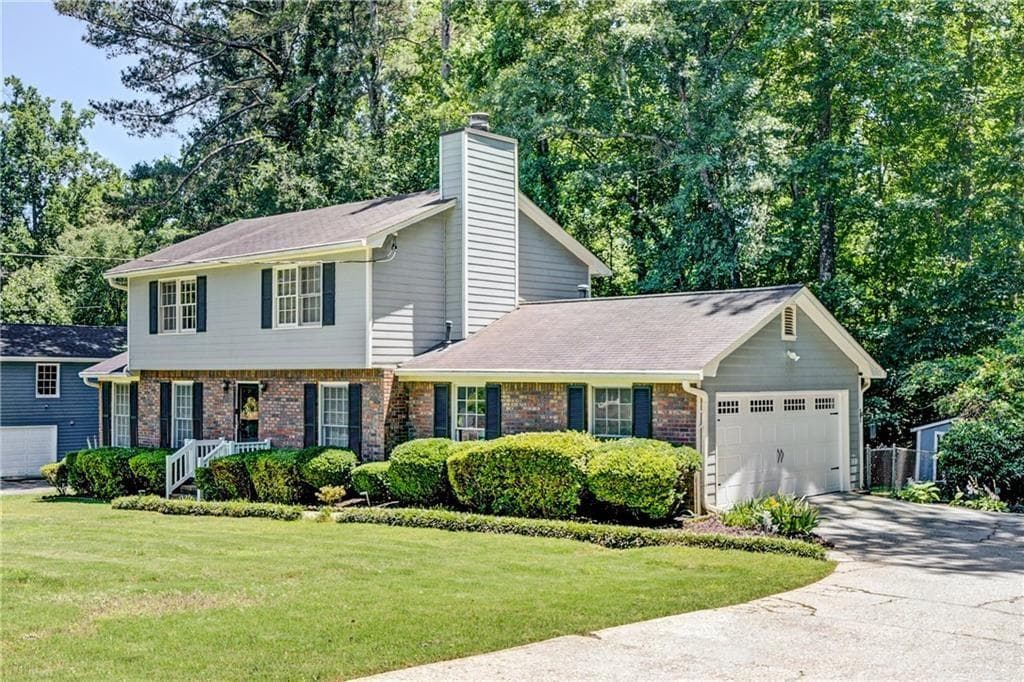 3 bedroom, 3 bathroom, 2,143 sq ft single family residence for sale at 5201 Beechwood Forest Drive, Lithonia, GA 30038 — photo 2