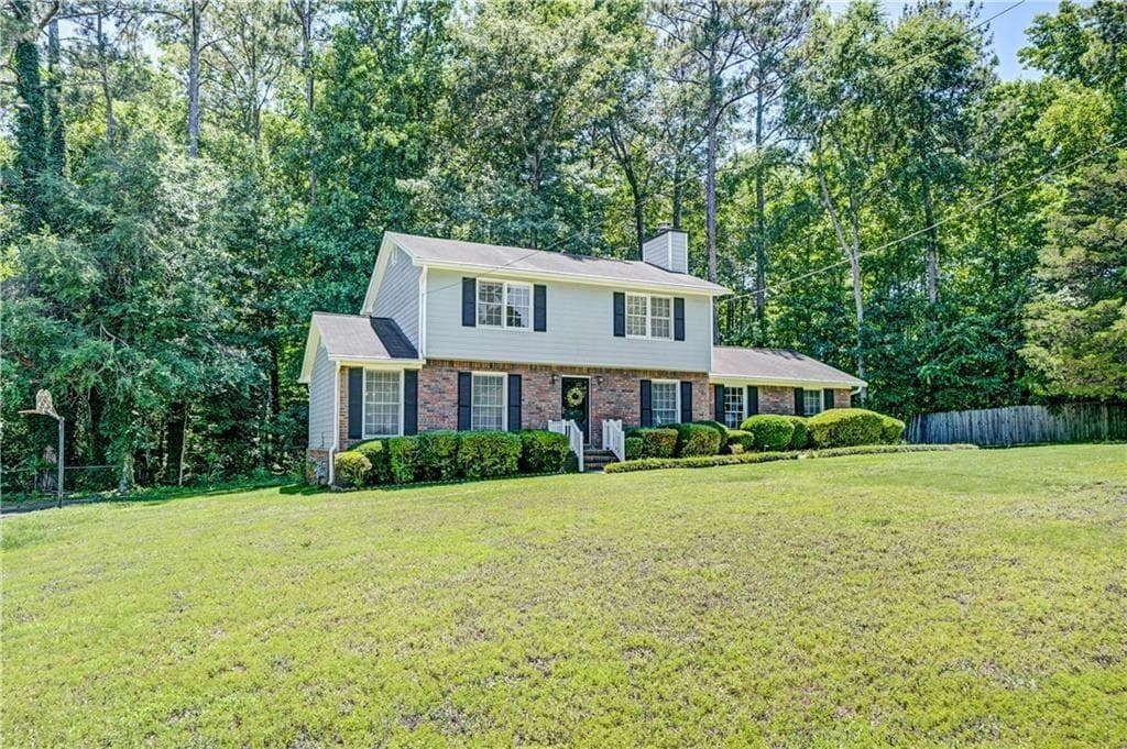 3 bedroom, 3 bathroom, 2,143 sq ft single family residence for sale at 5201 Beechwood Forest Drive, Lithonia, GA 30038 — photo 3