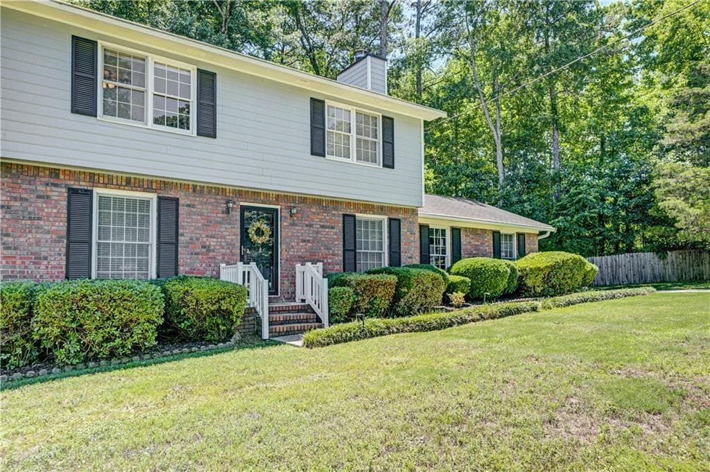3 bedroom, 3 bathroom, 2,143 sq ft single family residence for sale at 5201 Beechwood Forest Drive, Lithonia, GA 30038 — photo 4