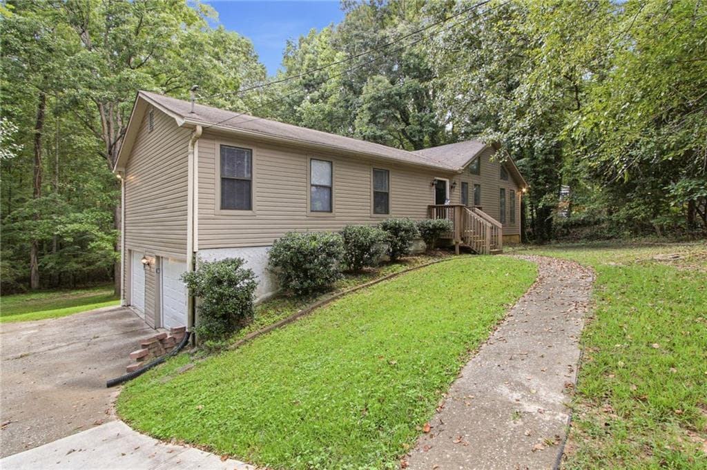 3 bedroom, 2 bathroom, 2,184 sq ft single family residence for sale at 5756 Lake Court, Kennesaw, GA 30152 — photo 2
