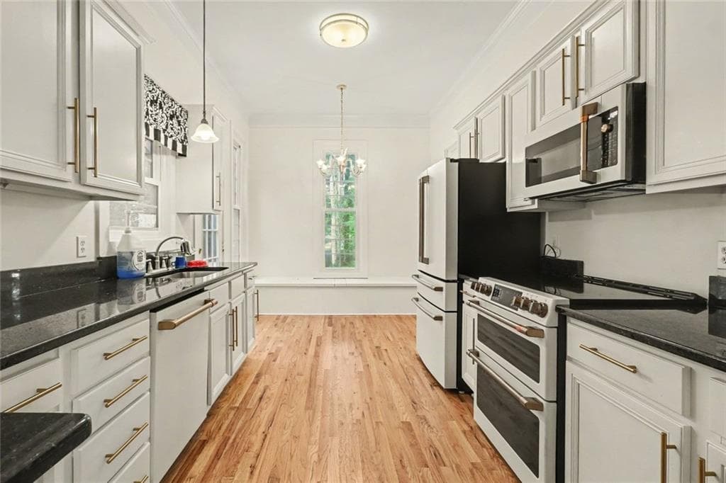 5 bedroom, 4 bathroom, 2,263 sq ft single family residence for sale at 180 Courtland Drive, Fayetteville, GA 30215 — photo 4