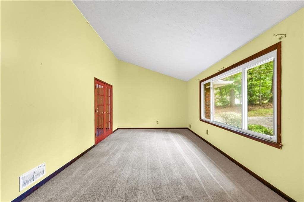 5 bedroom, 3 bathroom, 2,894 sq ft single family residence under contract at 2145 Datona Drive, South Fulton, GA 30331 — photo 4