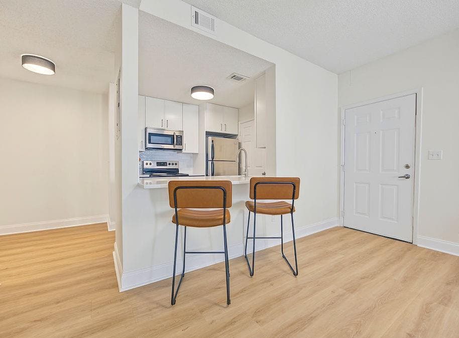 1 bedroom, 1 bathroom, 730 sq ft condominium for sale at 1075 Peachtree Walk A301, Atlanta, GA 30309 — photo 2