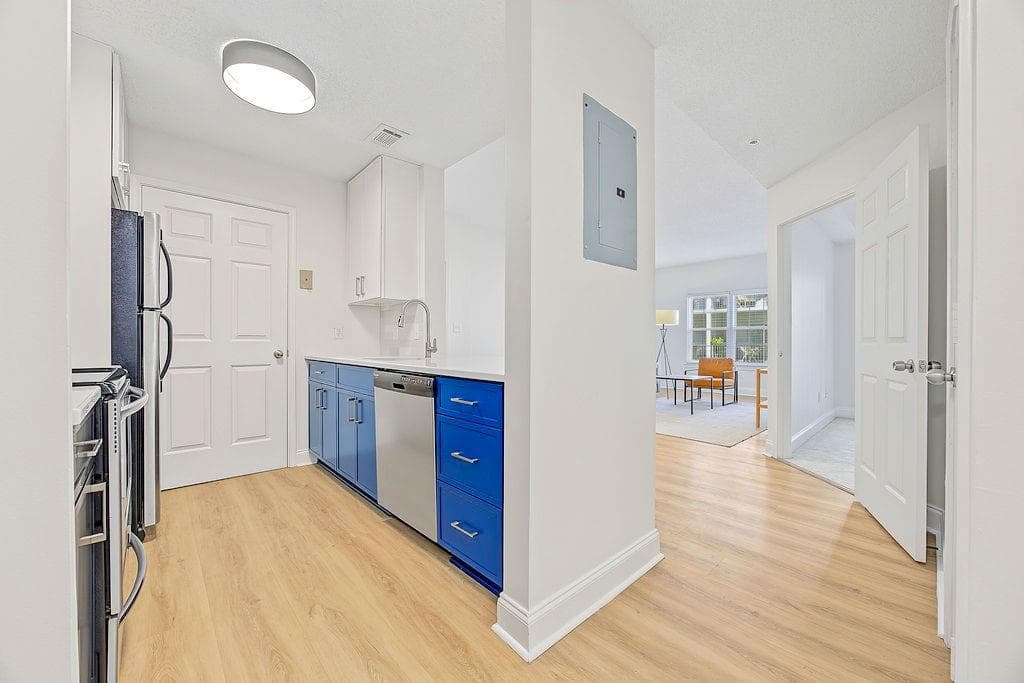1 bedroom, 1 bathroom, 730 sq ft condominium for sale at 1075 Peachtree Walk A301, Atlanta, GA 30309 — photo 3