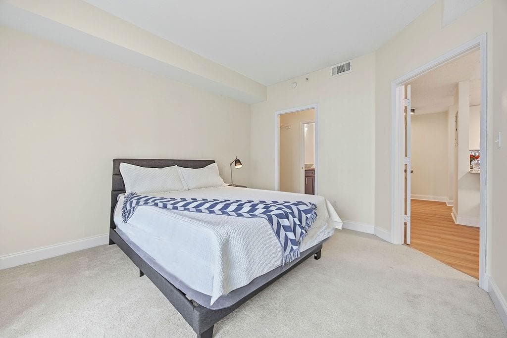 1 bedroom, 1 bathroom, 730 sq ft condominium for sale at 1075 Peachtree Walk A301, Atlanta, GA 30309 — photo 8