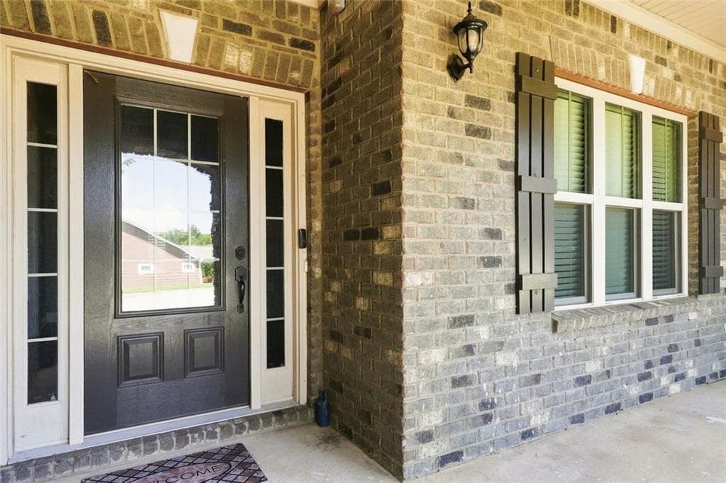 4 bedroom, 3 bathroom, 3,331 sq ft single family residence for sale at 6130 Arlington Circle, Cumming, GA 30041 — photo 4