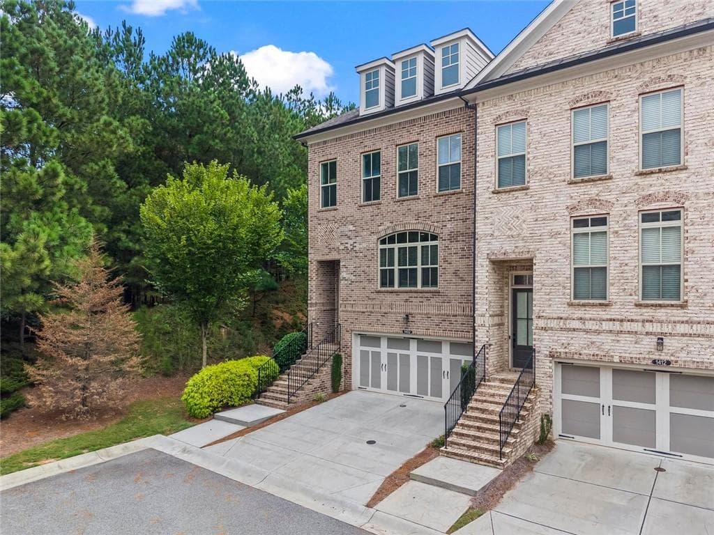 4 bedroom, 4 bathroom, 2,302 sq ft townhouse for sale at 1402 Wisteria Wall Drive, Suwanee, GA 30024 — photo 2