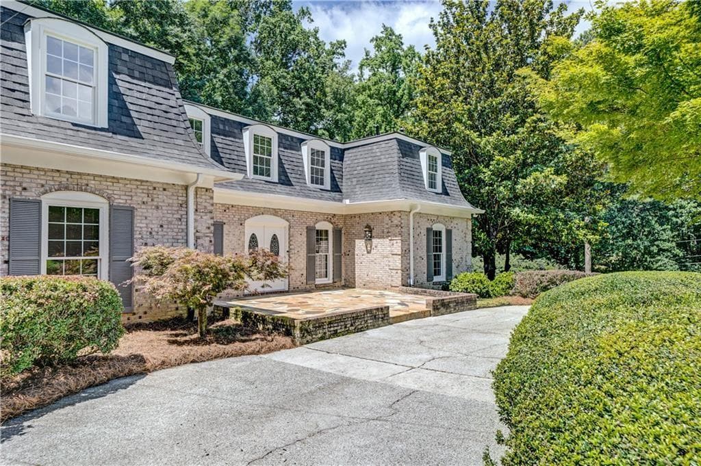 5 bedroom, 6 bathroom, 4,815 sq ft single family residence for sale at 8180 Tynecastle Drive, Sandy Springs, GA 30350 — photo 3