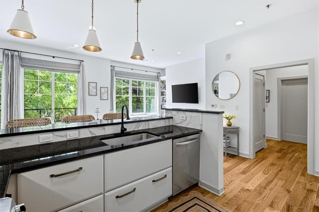 2 bedroom, 2 bathroom, 1,170 sq ft condominium under contract at 1430 Dresden Drive 240, Atlanta, GA 30319 — photo 7