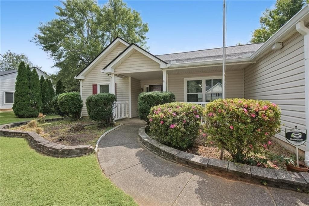 3 bedroom, 2 bathroom, 1,783 sq ft single family residence for sale at 33 Glenabbey Drive, Cartersville, GA 30120 — photo 5