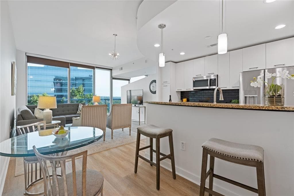 1 bedroom, 1 bathroom, 834 sq ft condominium for sale at 3300 Windy Ridge Parkway 1005, Atlanta, GA 30339 — photo 2