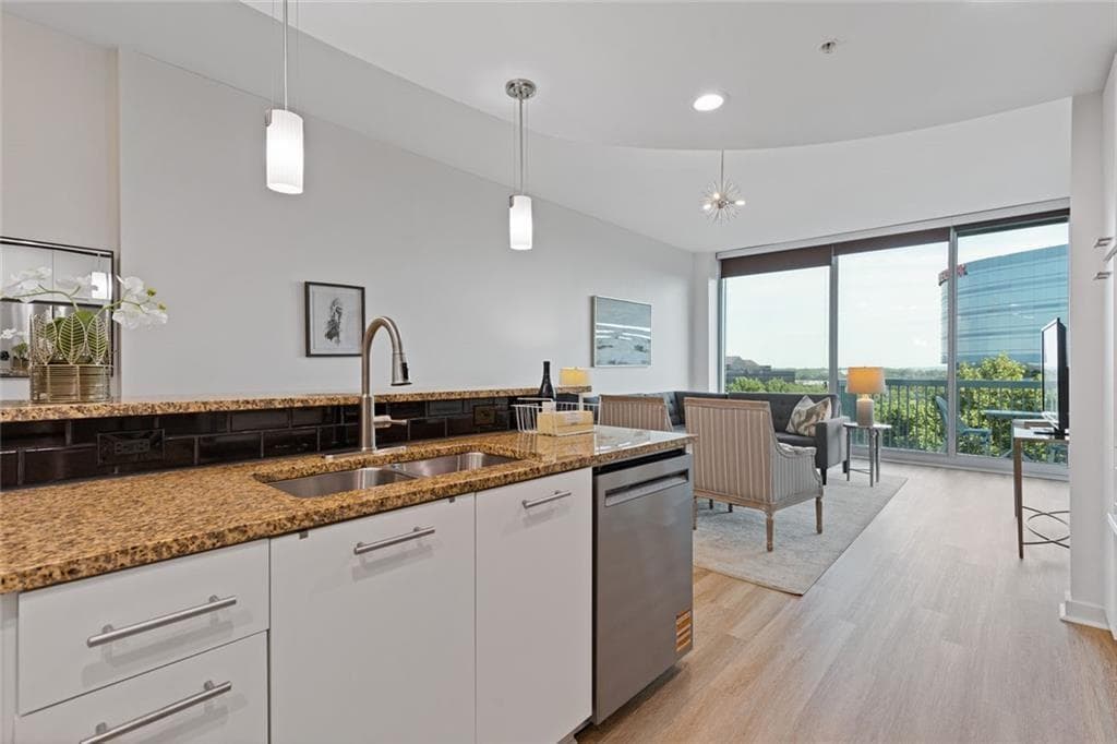 1 bedroom, 1 bathroom, 834 sq ft condominium for sale at 3300 Windy Ridge Parkway 1005, Atlanta, GA 30339 — photo 6