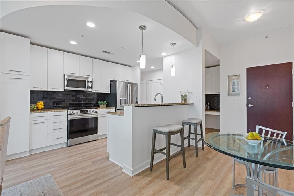 1 bedroom, 1 bathroom, 834 sq ft condominium for sale at 3300 Windy Ridge Parkway 1005, Atlanta, GA 30339 — photo 1 of 39