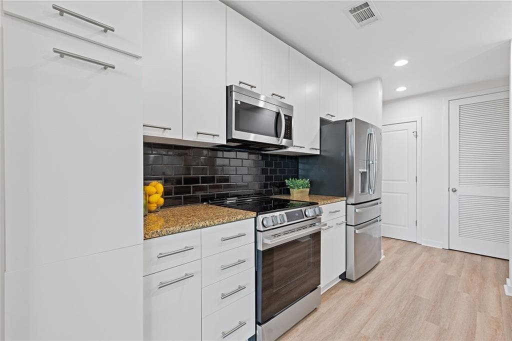 1 bedroom, 1 bathroom, 834 sq ft condominium for sale at 3300 Windy Ridge Parkway 1005, Atlanta, GA 30339 — photo 8