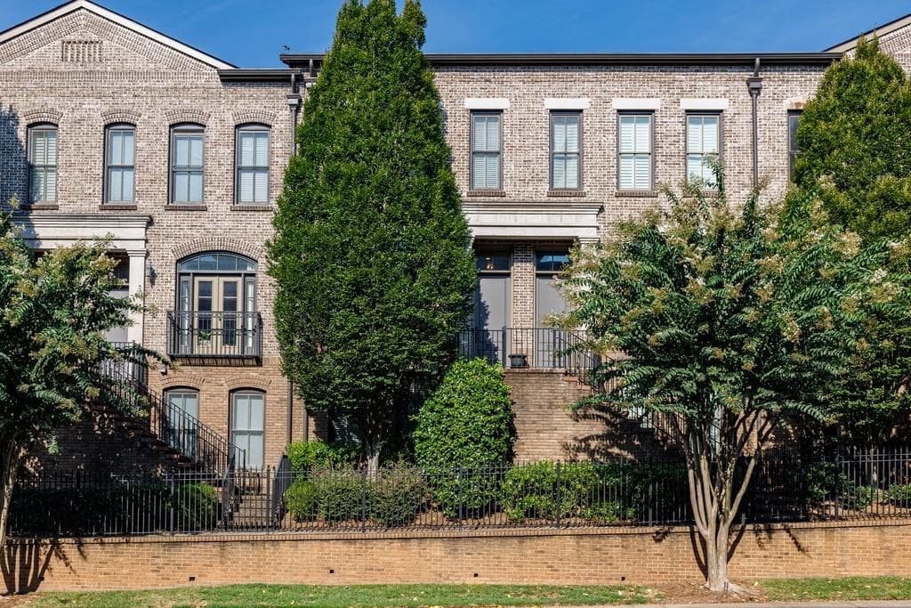 3 bedroom, 4 bathroom, 2,052 sq ft townhouse for sale at 3574 Roswell Road, Atlanta, GA 30305 — photo 2