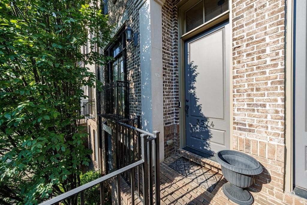 3 bedroom, 4 bathroom, 2,052 sq ft townhouse for sale at 3574 Roswell Road, Atlanta, GA 30305 — photo 3
