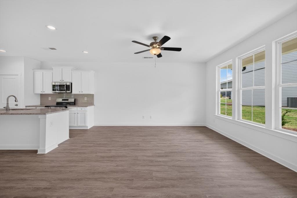 4 bedroom, 3 bathroom, 1,865 sq ft single family residence for sale at 396 Crimson Feather Drive, Jefferson, GA 30549 — photo 7