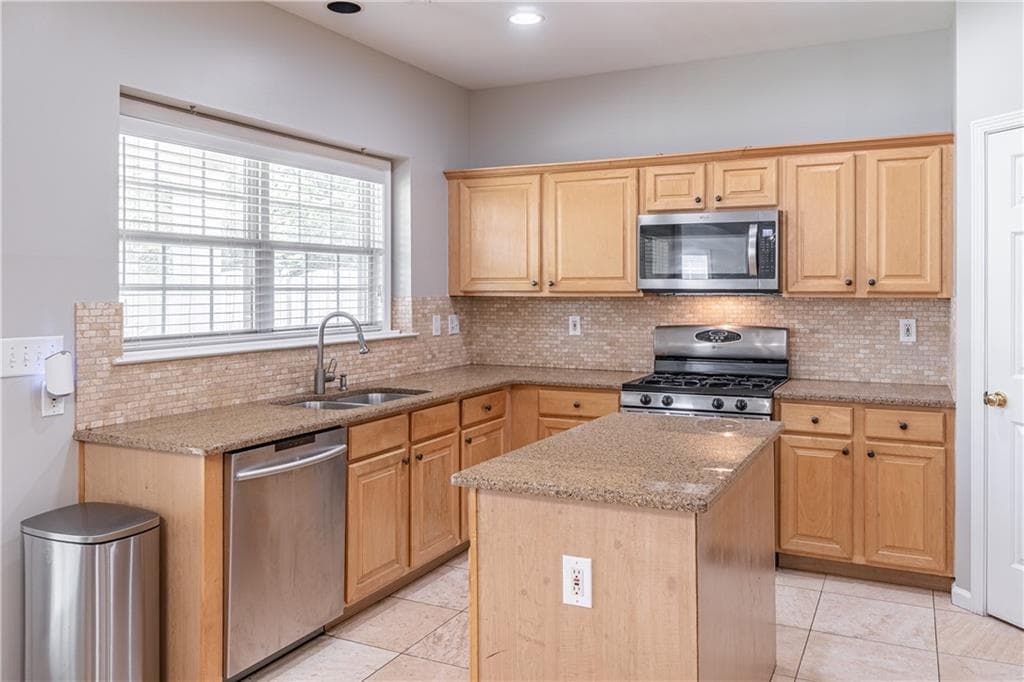4 bedroom, 3 bathroom, 3,164 sq ft single family residence for rent at 230 Albrighton Court, Suwanee, GA 30024 for $3,000 a month — photo 4