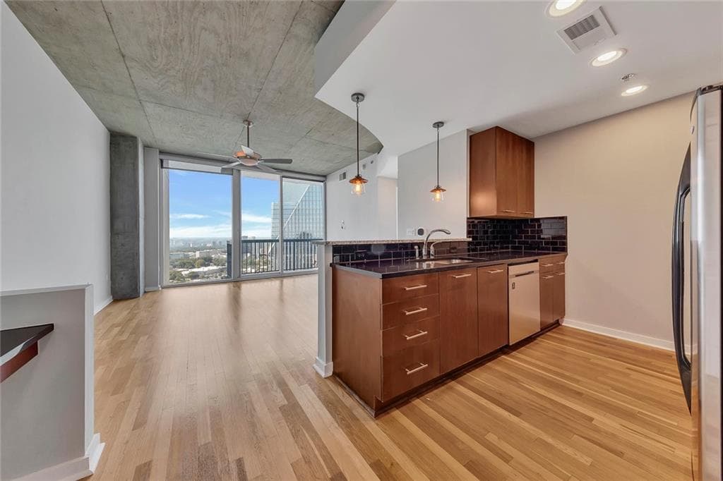 1 bedroom, 1 bathroom, 706 sq ft condominium for sale at 3324 Peachtree Road 2804, Atlanta, GA 30326 — photo 8