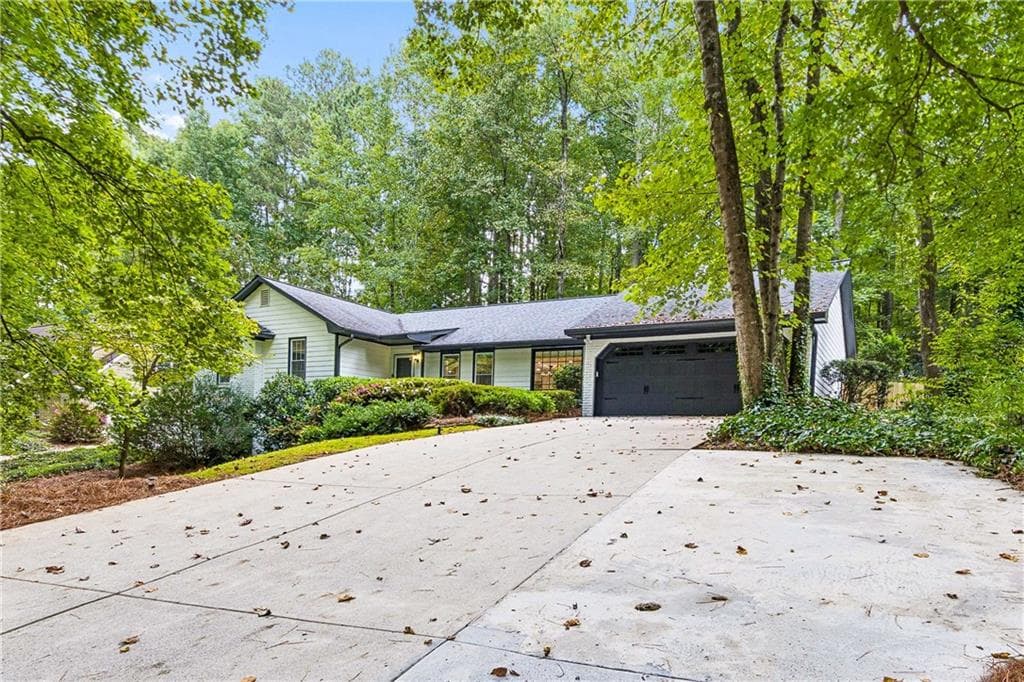 4 bedroom, 4 bathroom, 2,916 sq ft single family residence under contract at 2658 Chimney Springs Drive, Marietta, GA 30062 — photo 3