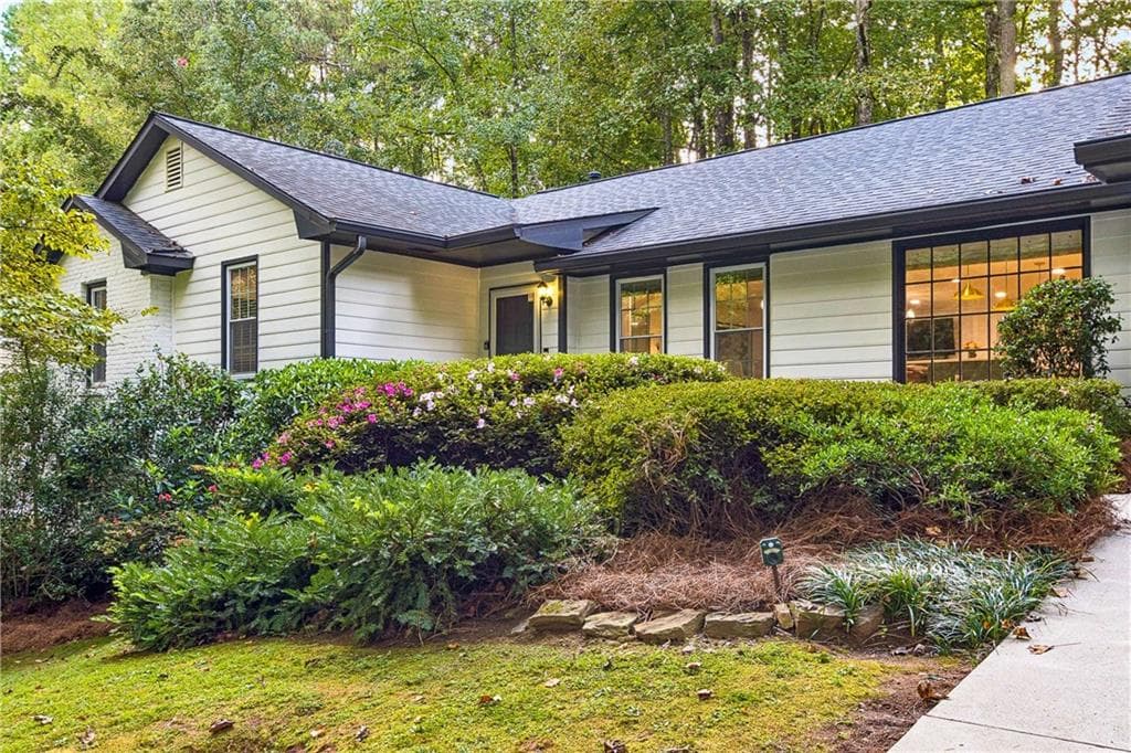 4 bedroom, 4 bathroom, 2,916 sq ft single family residence under contract at 2658 Chimney Springs Drive, Marietta, GA 30062 — photo 2
