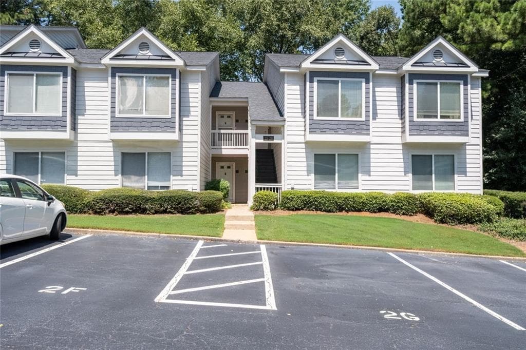 2 bedroom, 2 bathroom, 1,404 sq ft condominium for sale at 27 Little Silver Court, Smyrna, GA 30080