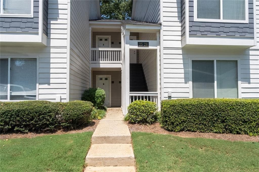 2 bedroom, 2 bathroom, 1,404 sq ft condominium for sale at 27 Little Silver Court, Smyrna, GA 30080 — photo 2