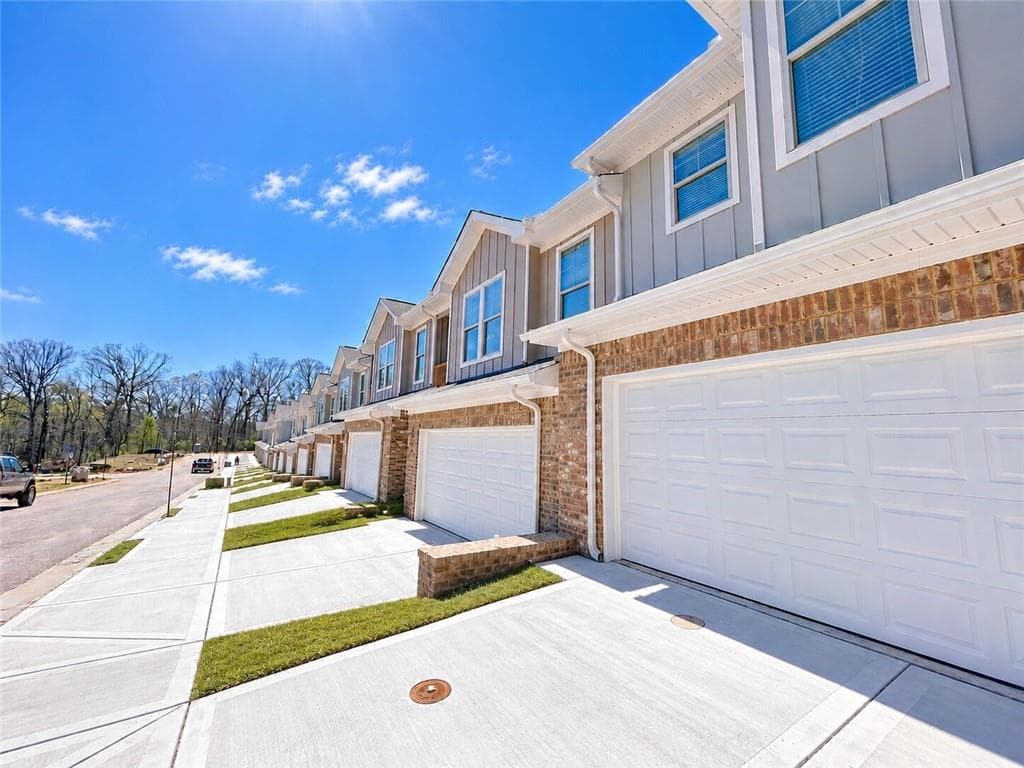 3 bedroom, 3 bathroom, 1,793 sq ft townhouse for rent at 2586 Mills Commons Drive, Decatur, GA 30034 for $2,395 a month — photo 1 of 31