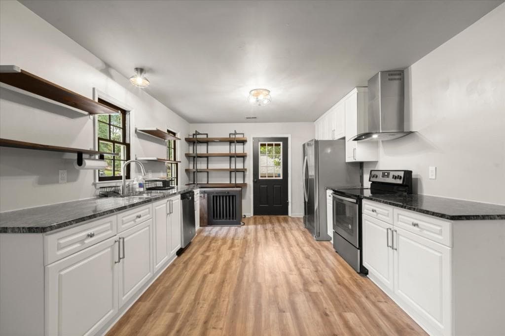 2 bedroom, 2 bathroom, 924 sq ft single family residence for sale at 4035 Hawk Street, Cumming, GA 30041 — photo 3