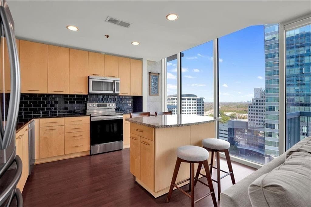1 bedroom, 1 bathroom, 789 sq ft condominium for sale at 3324 Peachtree Road 1307, Atlanta, GA 30326 — photo 3