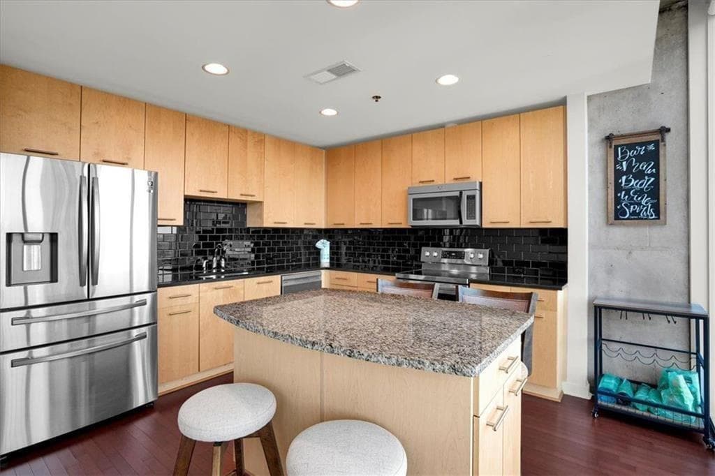 1 bedroom, 1 bathroom, 789 sq ft condominium for sale at 3324 Peachtree Road 1307, Atlanta, GA 30326 — photo 5