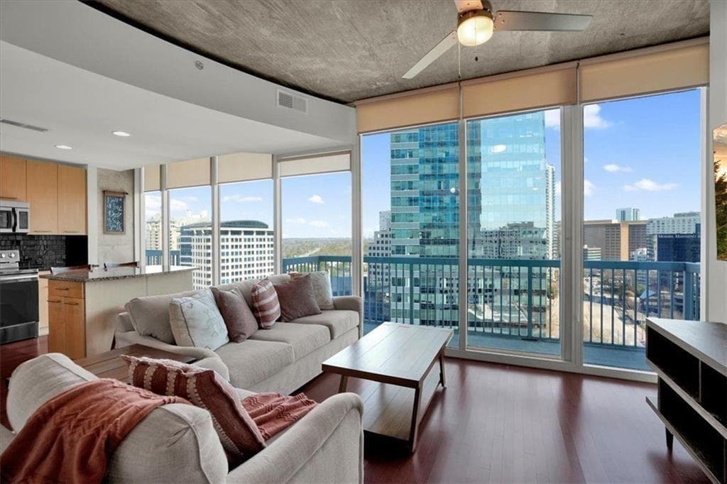 1 bedroom, 1 bathroom, 789 sq ft condominium for sale at 3324 Peachtree Road 1307, Atlanta, GA 30326 — photo 6