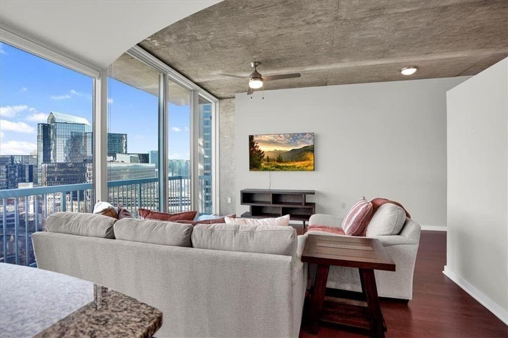 1 bedroom, 1 bathroom, 789 sq ft condominium for sale at 3324 Peachtree Road 1307, Atlanta, GA 30326 — photo 8
