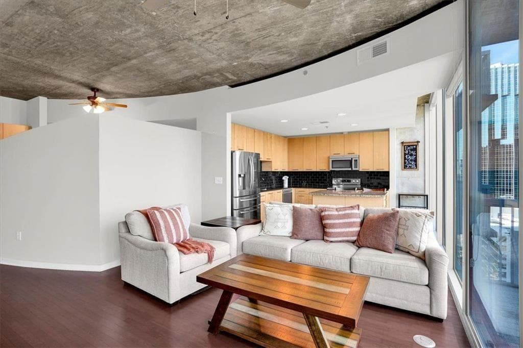 1 bedroom, 1 bathroom, 789 sq ft condominium for sale at 3324 Peachtree Road 1307, Atlanta, GA 30326 — photo 9