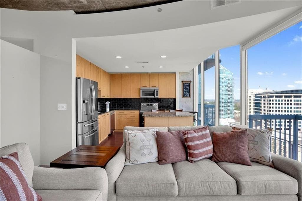 1 bedroom, 1 bathroom, 789 sq ft condominium for sale at 3324 Peachtree Road 1307, Atlanta, GA 30326 — photo 10