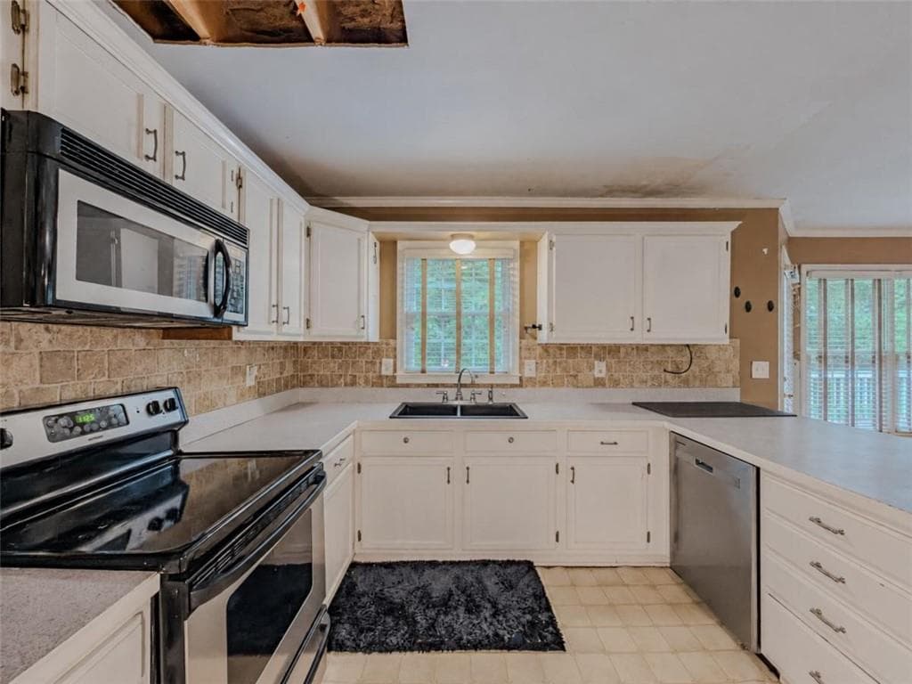 4 bedroom, 3 bathroom, 2,221 sq ft single family residence under contract at 220 Timber Laurel Lane, Lawrenceville, GA 30043 — photo 10