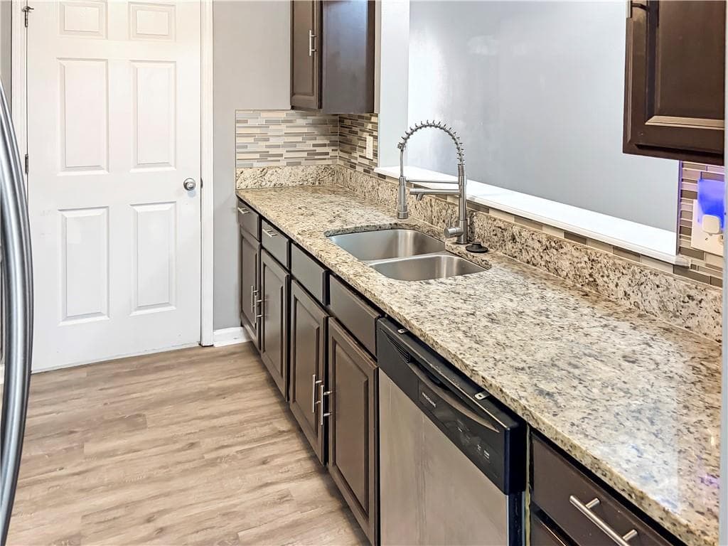 3 bedroom, 2 bathroom, 1,292 sq ft condominium for sale at 6203 Fairington Ridge Circle, Lithonia, GA 30038 — photo 2