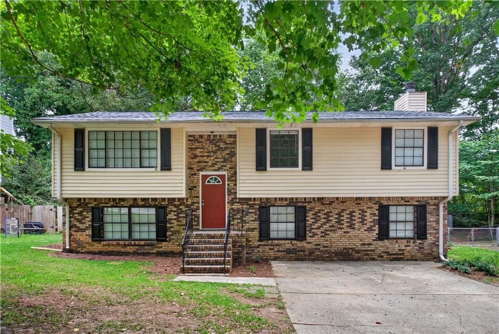 4 bedroom, 3 bathroom, 2,368 sq ft single family residence for sale at 8948 Raven Drive, Jonesboro, GA 30238 — photo 2