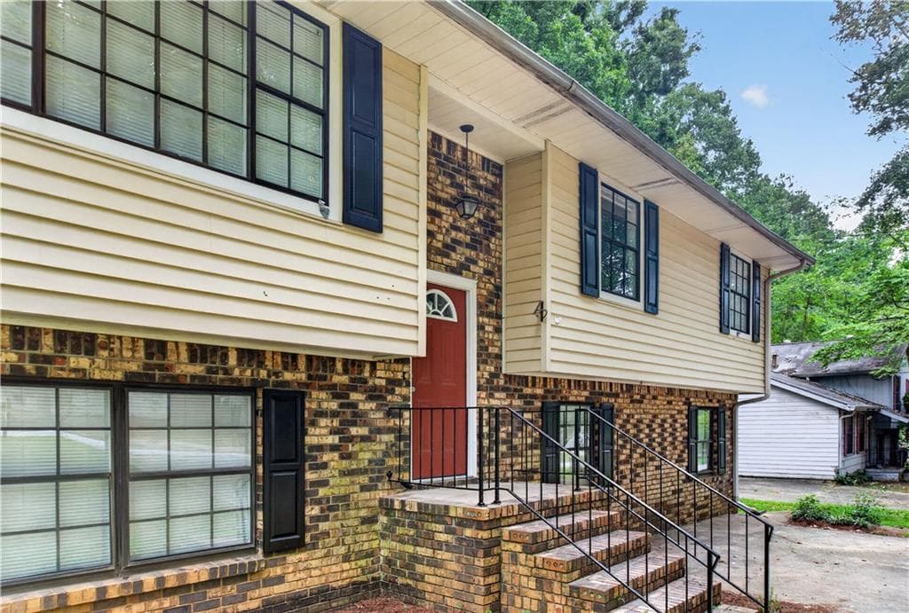 4 bedroom, 3 bathroom, 2,368 sq ft single family residence for sale at 8948 Raven Drive, Jonesboro, GA 30238 — photo 4