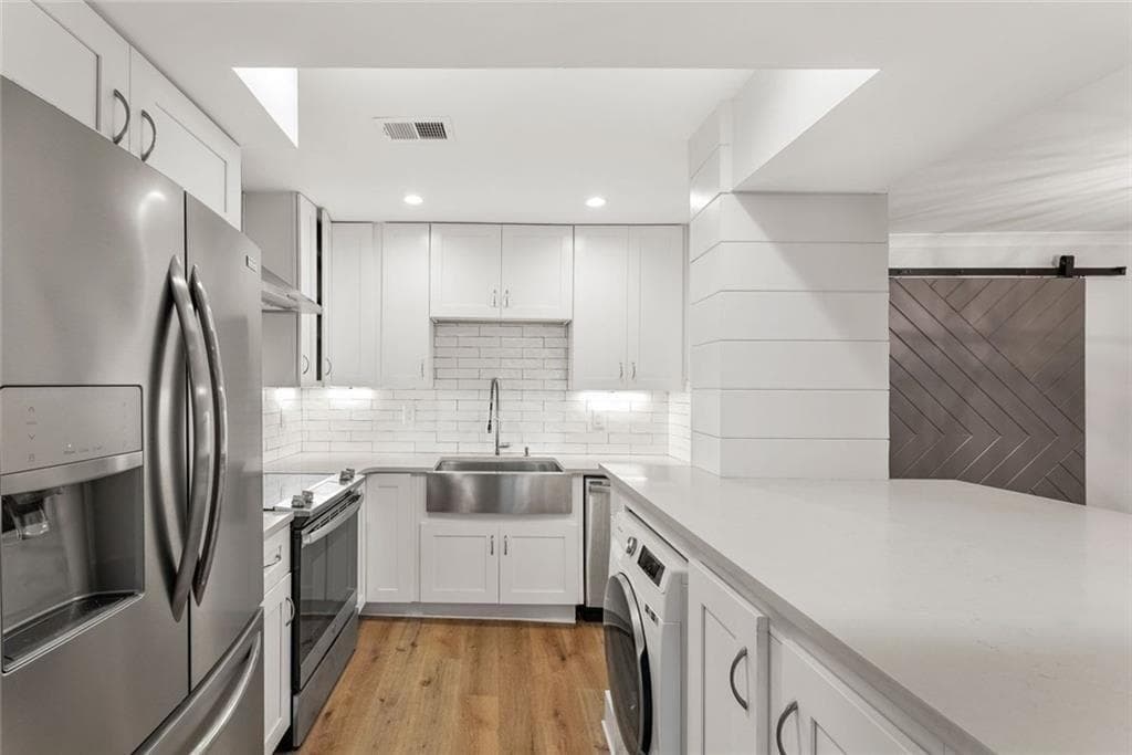2 bedroom, 2 bathroom, 848 sq ft condominium for sale at 143 Amherst Place, Atlanta, GA 30327