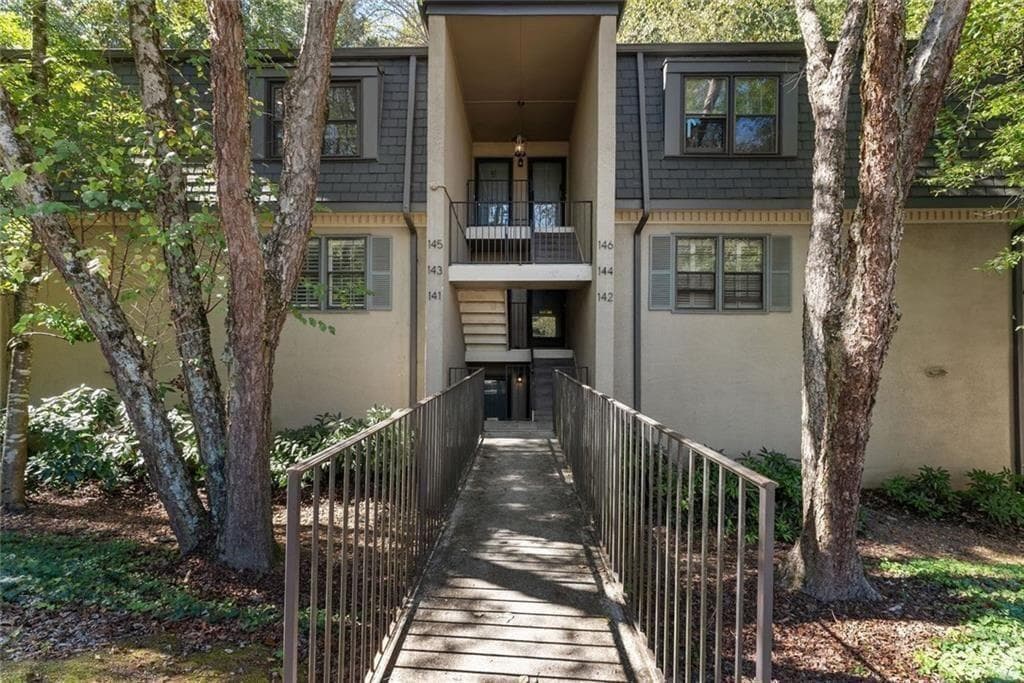 2 bedroom, 2 bathroom, 848 sq ft condominium for sale at 143 Amherst Place, Atlanta, GA 30327 — photo 2